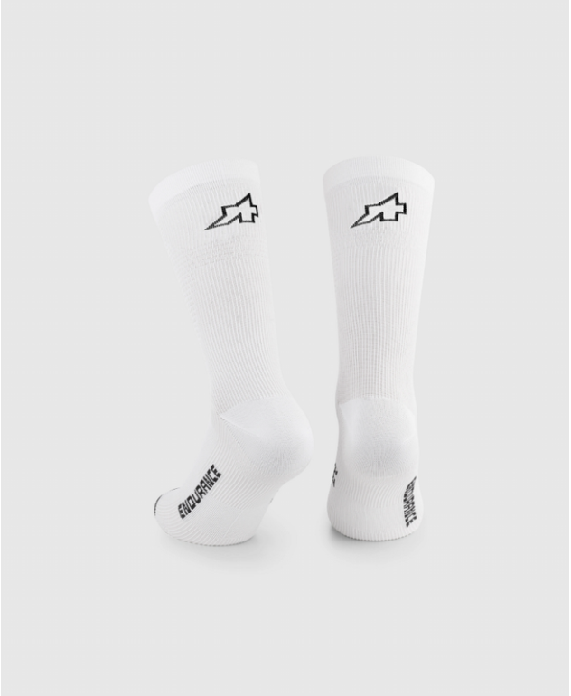 Calcetines Assos Endurance S11 blancos para ciclismo, tejido técnico transpirable y ajuste ergonómico profesional. 2
