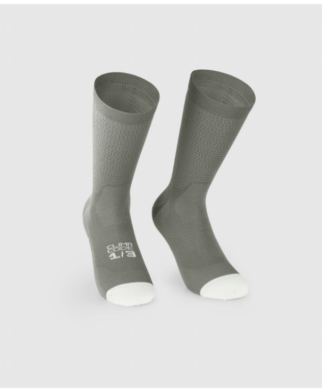 Calcetines Assos Endurance S11 verde claro para ciclismo de alto rendimiento y transpirabilidad.