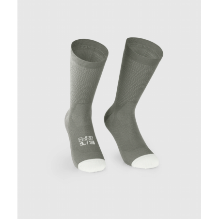 Calcetines Assos Endurance S11 verde claro para ciclismo de alto rendimiento y transpirabilidad.