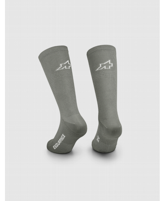 Calcetines Assos Endurance S11 verde claro para ciclismo de alto rendimiento y transpirabilidad. 2