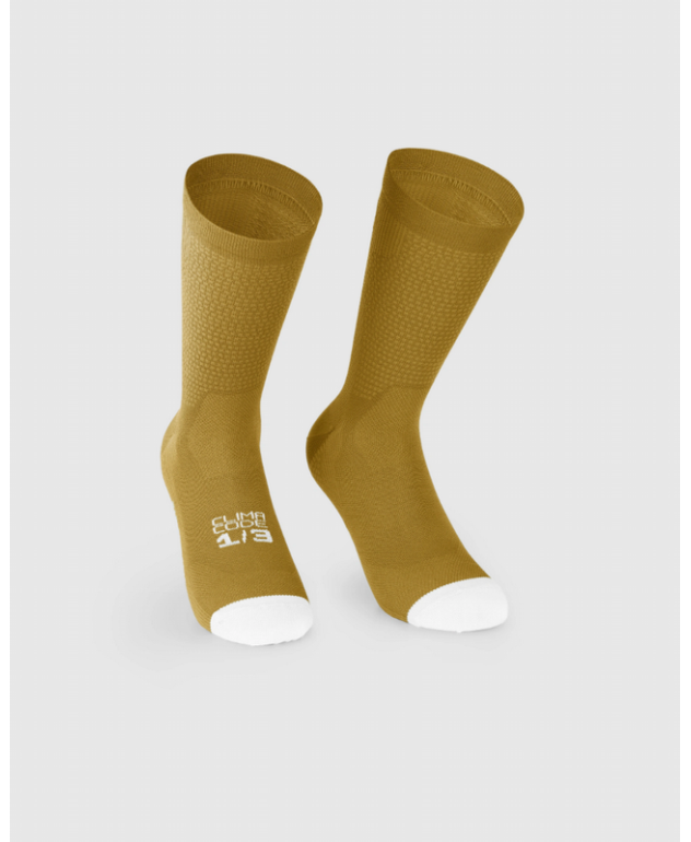 Calcetines Assos Endurance S11 color mostaza para ciclismo de alto rendimiento.