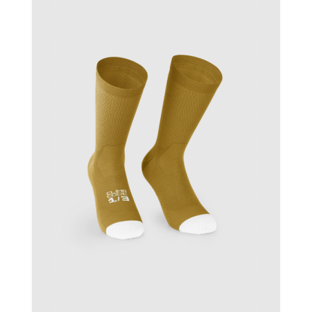 Calcetines Assos Endurance S11 color mostaza para ciclismo de alto rendimiento.