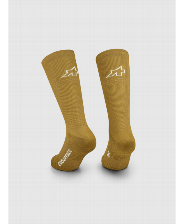 Calcetines Assos Endurance S11 color mostaza para ciclismo de alto rendimiento. 2